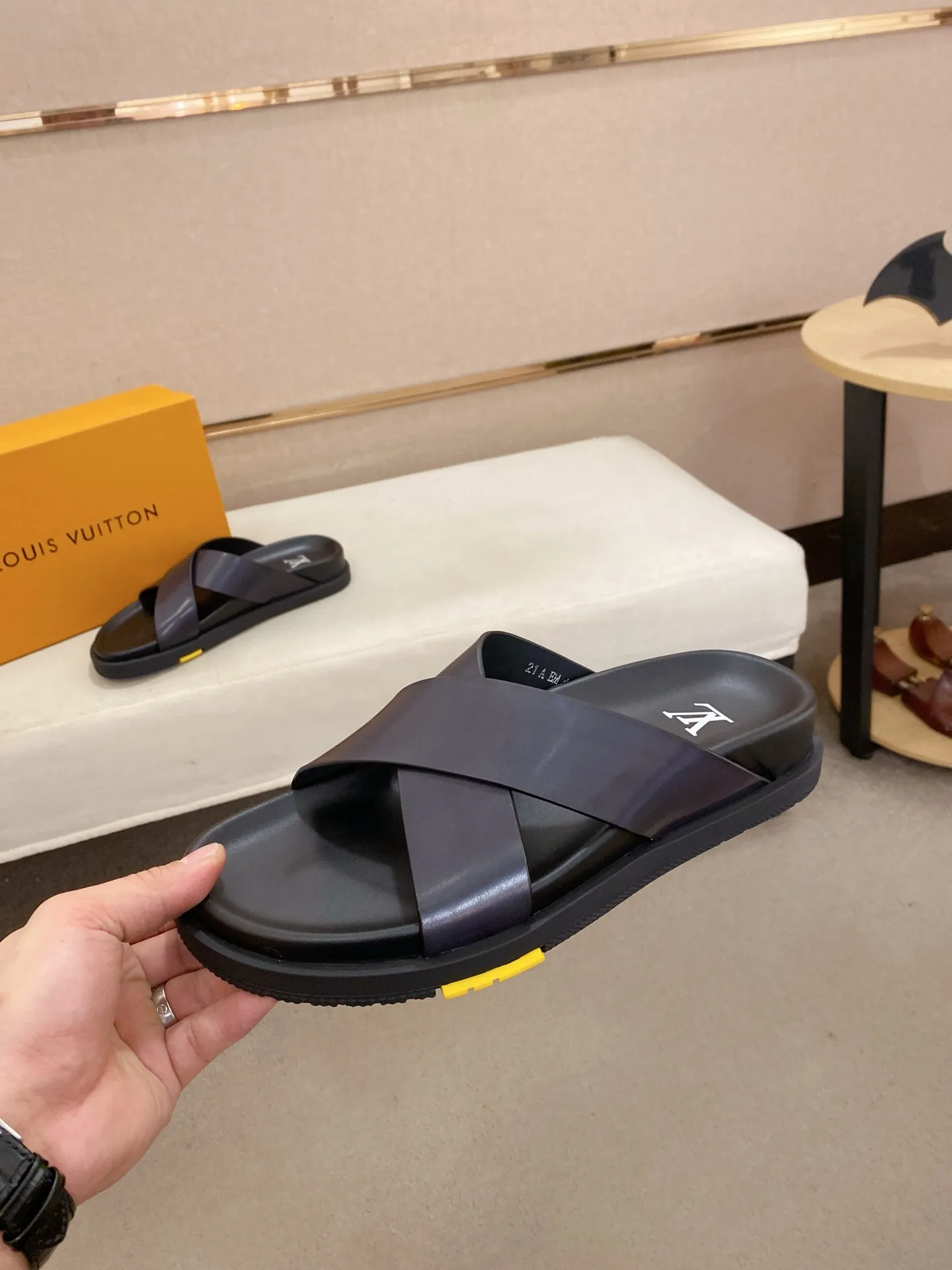 Factory price: 420💰Made by LV🔍Top purchasing agent. Men's spring and summer slippers are available at the same counter. The uppers are made of cowhide imported from Italy. High-quality craftsmanship, soles: original soles specially provided by the original factory, exclusive movable molded soles are super comfortable, original factory follow-up goods, 🔍🔍high quality, can be entered and exited the counter at will, welcome to compare, code number 38-44. Can be customized45